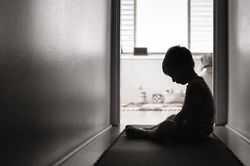 Singapore xét xử vụ án gây chấn động: Cậu ruột bạo hành cháu trai phải lĩnh 14 năm tù