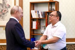 Ông Putin hội ngộ 'cậu bé' chụp ảnh 26 năm trước ở Bắc Kinh