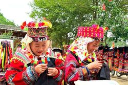 (Emagazine) Lô Lô Chải nâng tầm sản phẩm thêu truyền thống gắn với phát triển du lịch