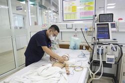 Phú Thọ: Cấp cứu thành công bé trai 29 tháng tuổi viêm phổi nặng do đồng nhiễm 5 căn nguyên