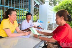 Nữ giao dịch vi&ecirc;n người Khmer tận tụy vận động người d&acirc;n tham gia bảo hiểm x&atilde; hội tự nguyện