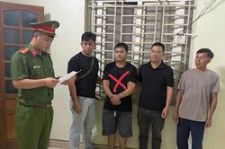 Phá đường dây làm giả giấy tờ quy mô lớn, thu giữ gần 10.000 tài liệu giả