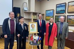 Bạn bè Nga tại Vladivostok tưởng nhớ Chủ tịch Hồ Chí Minh