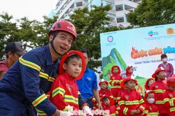 Bạn nhỏ ung thư hào hứng làm lính cứu hỏa