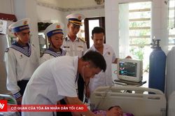Trung tâm Y tế Trường Sa điều trị cho ngư dân bị bệnh trên biển