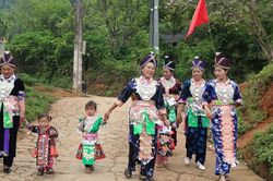 Theo Đảng để giữ cho bản làng yên ổn, con cháu có tương lai