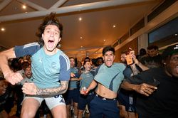 Cầu thủ Arsenal ăn mừng v&ocirc; địch chưa từng c&oacute;