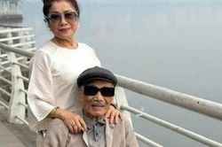 Cuộc sống trên xe lăn của NSND Trần Hiếu, NSND Mỹ Uyên thân mật với nghệ sĩ trẻ