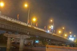 Ninh Bình: Tàu hàng mắc kẹt dưới gầm cầu Đò Quan