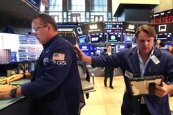 S&P 500 giảm ba phiên liên tiếp vì mối lo lãi suất tăng, giá dầu trượt nhẹ