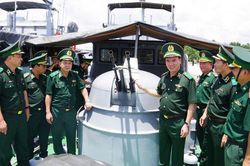 Tư lệnh Bộ đội Bi&ecirc;n ph&ograve;ng l&agrave;m việc tại Hải đo&agrave;n Bi&ecirc;n ph&ograve;ng 28