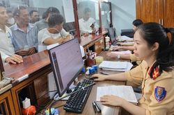 Căng m&igrave;nh xử l&yacute; hồ sơ vi phạm giao th&ocirc;ng