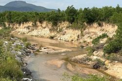 Người dân thấp thỏm bên 2 dòng suối lở