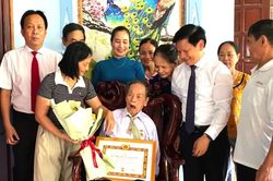 Trao Huy hiệu 80 năm tuổi Đảng cho đảng viên lão thành