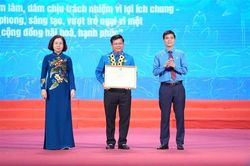 Hiệu trưởng Trường Đại học Điện lực nhận Bằng khen của Tổng Liên đoàn Lao động Việt Nam