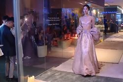 NTK Lý Quí Khánh làm sàn runway từ hơn 100 tấm thảm
