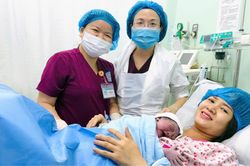 Từ năm 2027, hỗ trợ phụ nữ sinh đủ 2 con trước 35 tuổi