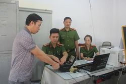 Công an phường Bình Dương giải quyết thủ tục hành chính vào buổi tối, cuối tuần cho công nhân, người lao động