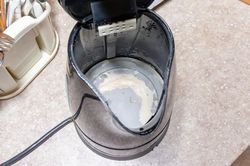 5 cách tẩy cặn trắng trong ấm siêu tốc rất đơn giản, an toàn