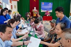 Tổ hành chính công xung kích 'mang chính quyền' đến tận thôn