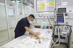 Nhiễm 5 tác nhân hô hấp sau sặc nước, bé 2 tuổi suýt mất mạng