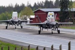 Tiêm kích tàng hình F-35B lần đầu cất hạ cánh trên cao tốc Phần Lan