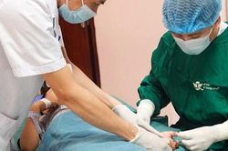 Tự bật máy bào quế, bé trai 7 tuổi suýt mất bàn tay