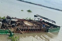 Bắt quả tang tàu khai thác cát trái phép trên sông Tiền