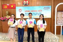 Nam sinh trường năng khiếu giành ngôi Quán quân hùng biện tiếng Anh