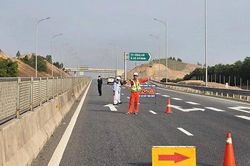 Cao tốc Bùng - Vạn Ninh - Cam Lộ tạm đóng từng đoạn để lắp đặt hệ thống giám sát giao thông