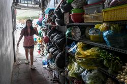 Tình trạng thụt vào vỉa hè nhưng thò ra trong ngõ ở Hà Nội