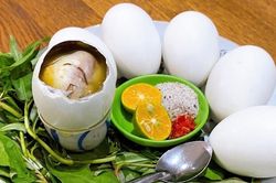 1 quả trứng vịt lộn bằng bát cơm trắng, 2 nhóm người không nên ăn