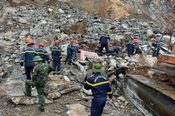 Vụ núi đá bất ngờ sạt lở: Đã tìm thấy thi thể hai người đàn ông bị vùi lấp