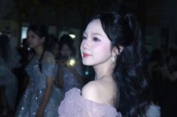 Ngắm vẻ xinh đẹp của nữ sinh ngôi trường THPT top đầu ở Hà Nội