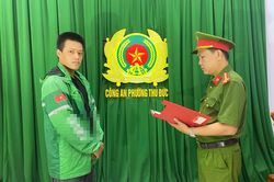 Làm rõ vụ tài xế mặc áo xe ôm công nghệ hung hăng 'đánh ghen' trên phố ở TPHCM