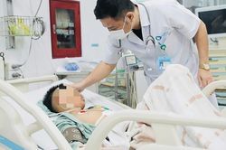 Bị đá quả bóng vào bụng, bé trai 13 tuổi nguy kịch