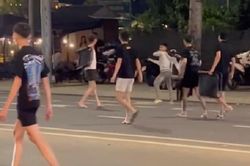 Bắt 'nóng' nhóm thanh thiếu niên 'hỗn chiến' trên đường tại Đồng Nai
