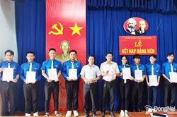 Thêm nhiều học sinh THPT xuất sắc của thành phố Đồng Nai được kết nạp Đảng