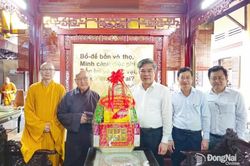 Trưởng ban Tuyên giáo và Dân vận Thành ủy Dương Minh Dũng thăm, chúc mừng tổ chức, chức sắc Phật giáo tiêu biểu