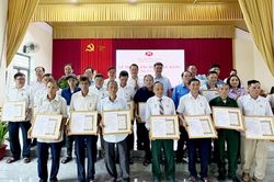 Đảng bộ xã Xuân Ái tổ chức lễ trao Huy hiệu Đảng đợt 19/5
