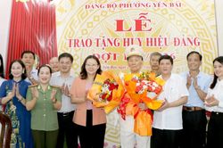 Phó Bí thư Tỉnh ủy Giàng Thị Dung trao tặng Huy hiệu Đảng tại phường Yên Bái