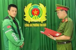 Công an điều tra làm rõ vụ tài xế mặc áo xe ôm công nghệ đánh người trên phố