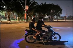 Bắt nhóm thanh thiếu niên mang hung khí gây náo loạn phố đêm ở Hà Nội