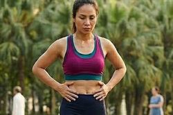 5 bài tập đi bộ giảm mỡ bụng tốt hơn tập gym sau tuổi 50