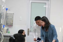 Phó Chủ tịch nước Võ Thị Ánh Xuân thăm và tặng quà bệnh nhi tại TP Hồ Chí Minh