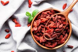 Mùa hè dễ hao tâm huyết, mất ngủ: 5 thực phẩm màu đỏ giúp an thần, hạ hỏa