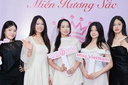 Dàn hoa khôi, người đẹp SIS Shine khoe sắc tại Ngày hội tuyển sinh 'Hoa hậu Việt Nam 2026'