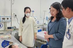 Phó Chủ tịch nước Võ Thị Ánh Xuân thăm và tặng quà bệnh nhi tại TPHCM