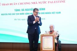 Nguyên Phó Chủ tịch nước Nguyễn Thị Bình nhận Huân chương 'Ngôi sao Công trạng' của Nhà nước Palestine