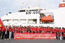 Petrovietnam thăm, động viên cán bộ chiến sĩ, người dân tại huyện đảo Trường Sa và Nhà Giàn DK-I/20
